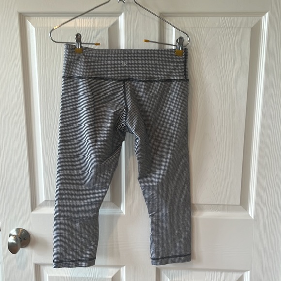Lululemon Mid-Rise Crop Leggings Size 6 - Picture 2 of 5
